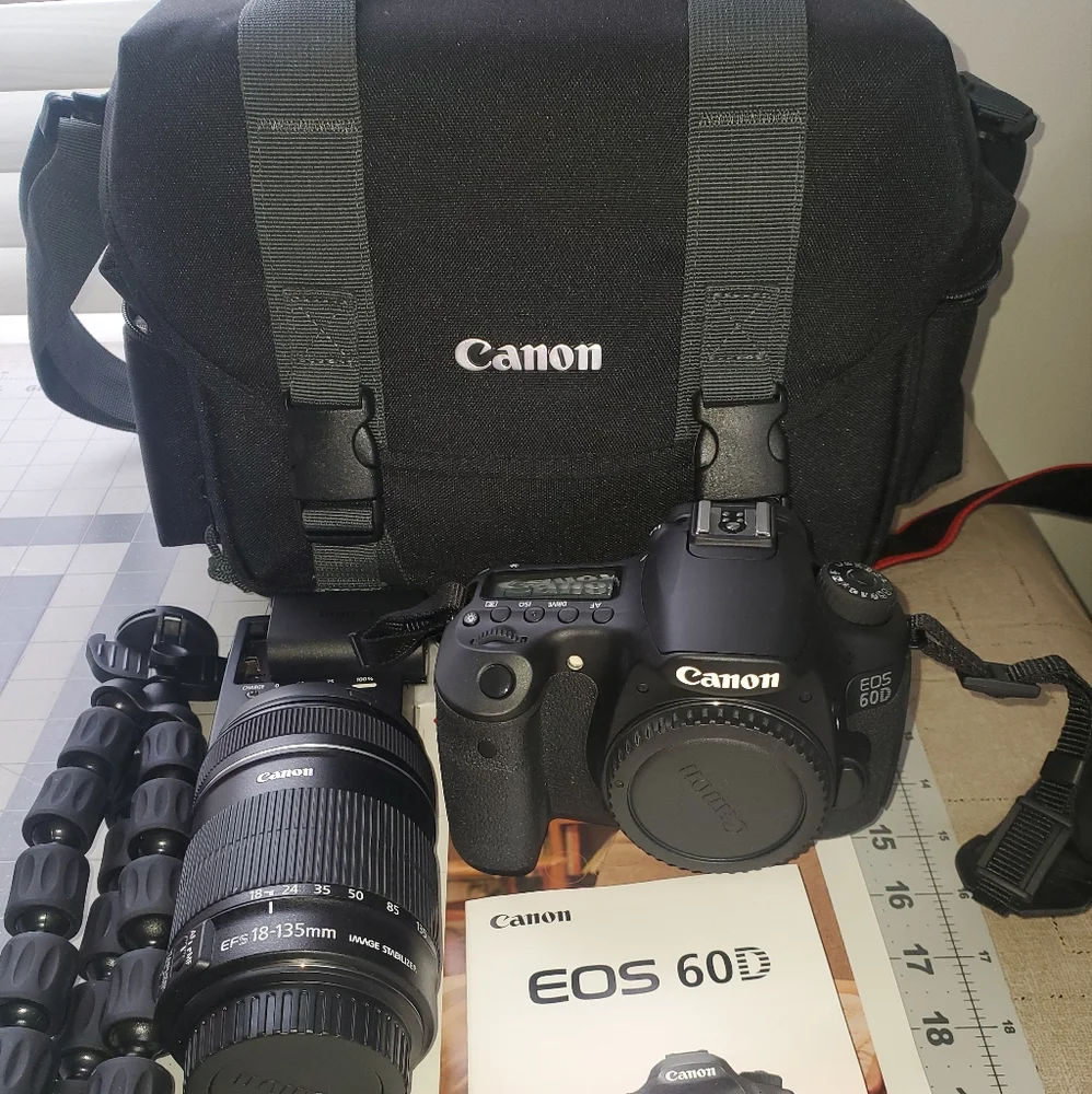 Canon EOS 60D DSLR 18MP Camera w/Lens, Carrying bag and accessories.